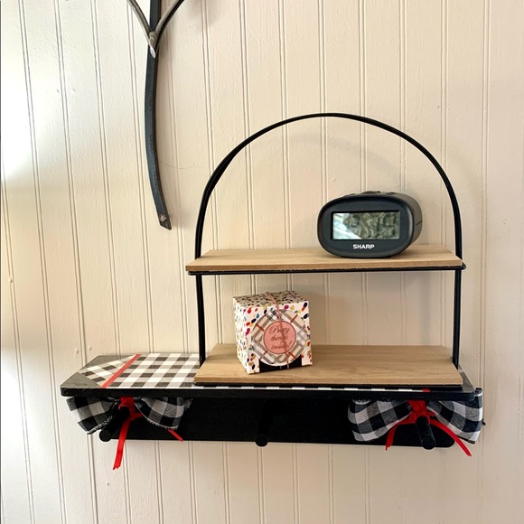 Wall Shelf with Pegs - Picture 5 of 10